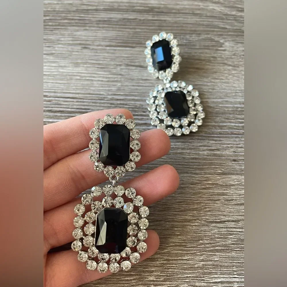 Black statement earring drop A251 - Picture 3 of 5